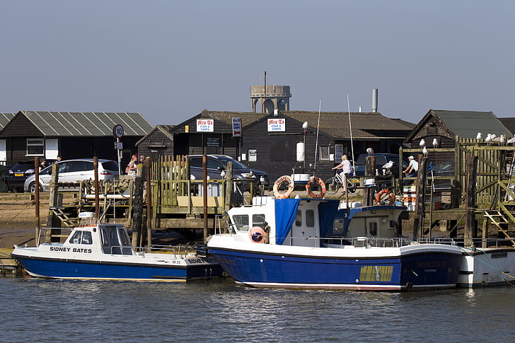 Southwold harbour, Suffolk, Spojené kráľovstvo, rybársky čln, výletná loď, drevené prístrešky, ryby a čipy kaviareň
