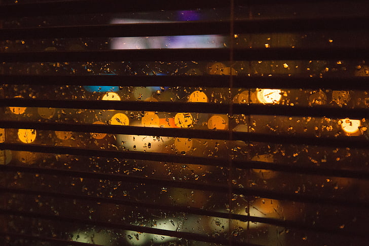 borrosas, luces, lluvia, ventana, persianas, oscuro, noche