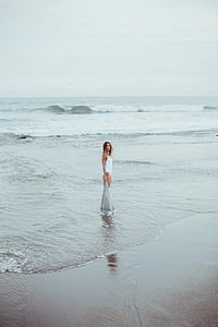 donna, bianco, costume da bagno, Holding, grigio, scialle, in piedi