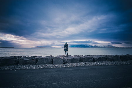 homem, em pé, pedra, perto de, oceano, paisagem, Lago