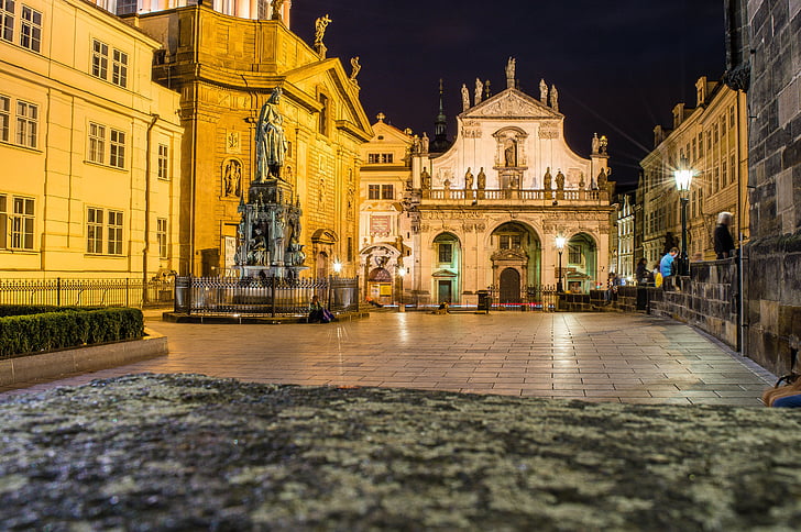 Praga, noche, ciudad, estatua de, Puente de Carlos, luces, Casa