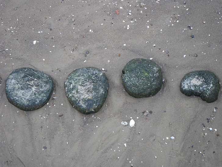 ชายหาด, หิน, ทราย