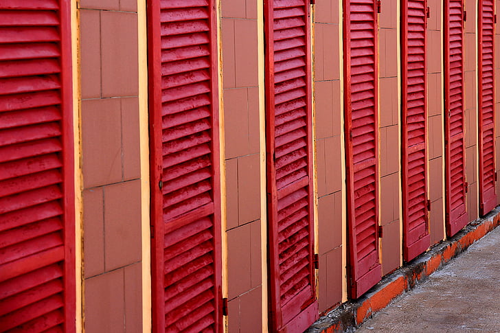 czerwony, Strandbad, kabiny, okiennice, szatnie, płytkowe, malowane