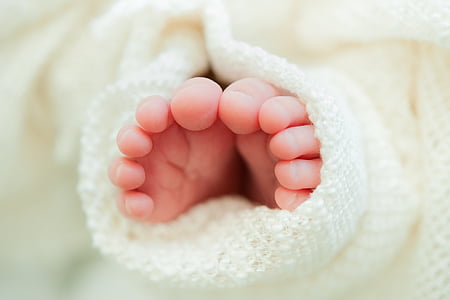 orteils nouveau-né, couverture blanche, gros plan, bébé, partie du corps humain, pied humain, petite enfance