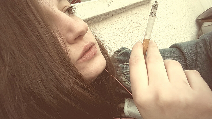 jeune fille, cigarette, usage du tabac, cheveux bruns, jeune