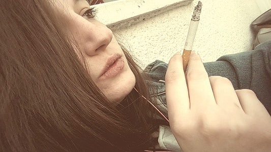 Cô bé, thuốc lá, hút thuốc, mái tóc màu nâu, trẻ