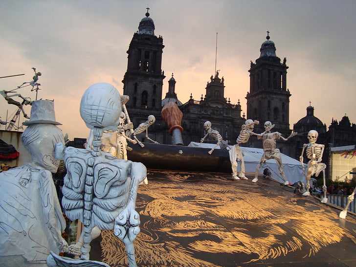que ofrece, zócalo de México, Catedral de México, tradición, muertos