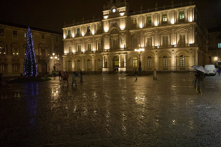 Італія, Сицилія, Катанія, Різдво, дощ, ніч, дзеркальне відображення