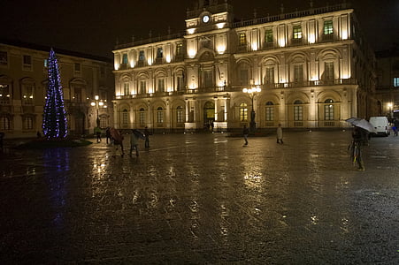 Itālija, Sicīlija, Catania, Ziemassvētki, lietus, naktī, atspoguļojot
