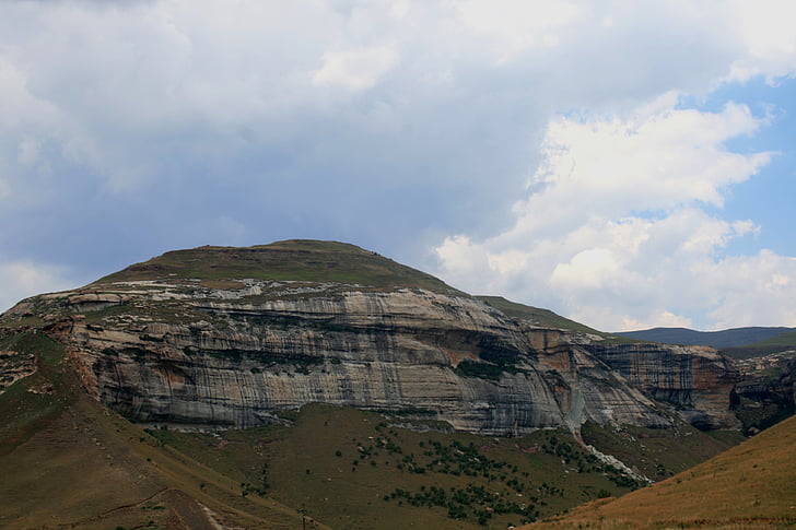 Hill, Mountain, Rock mass, strimmiga, backarna, grå och gröna, Cluds i sky