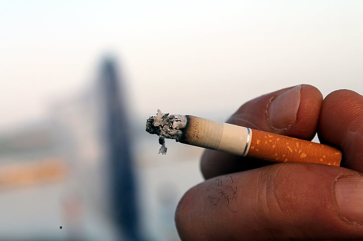 cigarret, fum, tabac, mà amb la cigarreta, Productes de tabac, problemes per a fumadors, fumar