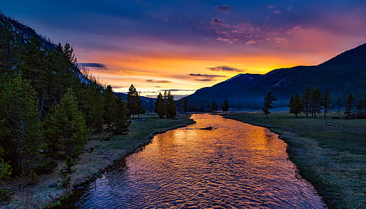 het Nationaalpark Yellowstone, zonsondergang, Twilight, schemering, avond, silhouetten, landschap