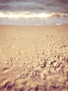 Beach, a tenger, lábnyomok