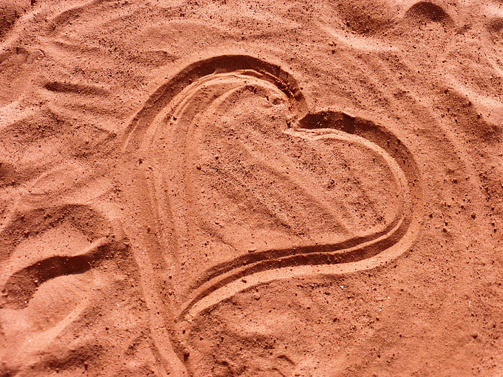 ίχνη στην άμμο, σχήμα καρδιάς, Αγάπη, Ρομαντικό, καρδιά, Σε αγαπώ, Ρομαντικές αποδράσεις
