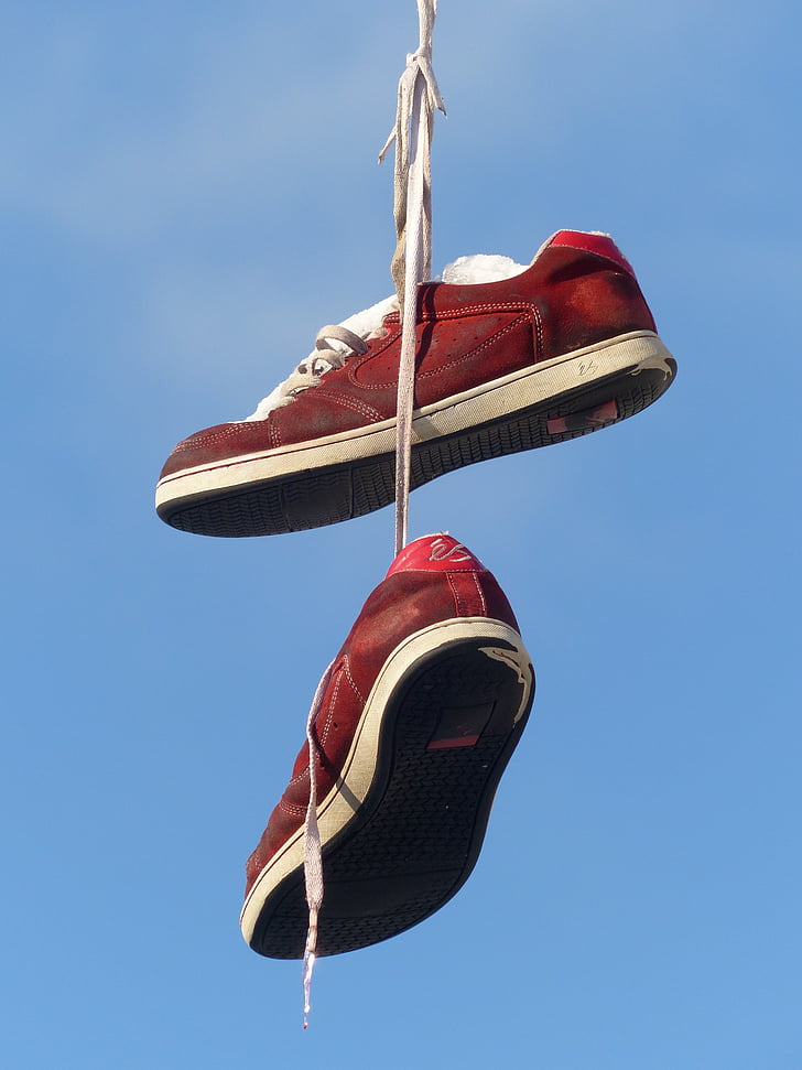 обувки, висящи, връзките на обувките, обувки, небе, маратонки, червен
