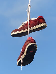 jalatsid, rippuvad, kingapaelu, kingad, taevas, tossud, punane