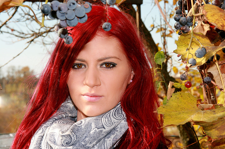 meitene, portrets, sarkani mati, vīnogas, rudens, skaistumu