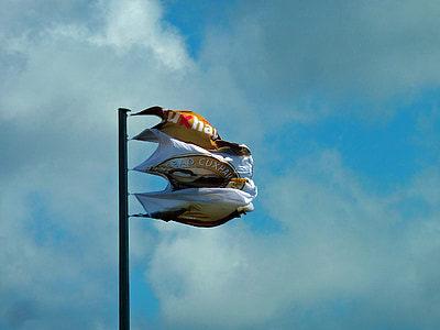 drapeau, vers l’avant, vents forts, nuages, météo, depuis le vent, venteux