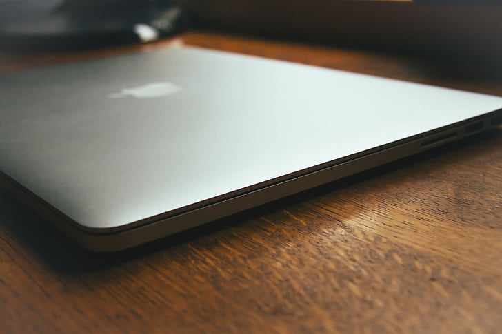 MacBook, Pro, ruskea, puinen, taulukko, Apple, kirja
