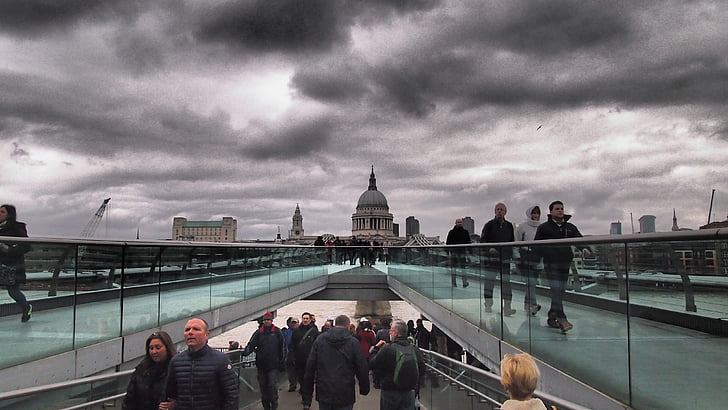 London, England, St. Pauls, Millennium bridge, April, Menschen, London - England
