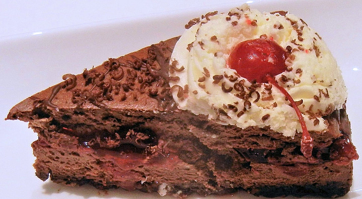 Schwarzwald cheesecake, flødeskum, kirsebær påfyldning, mad, dessert