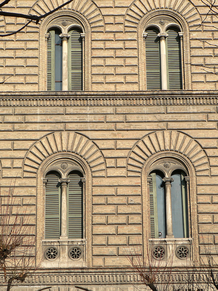 Itálie, Abruzzo, Pescara, Architektura, nové dveře, okno, fasáda