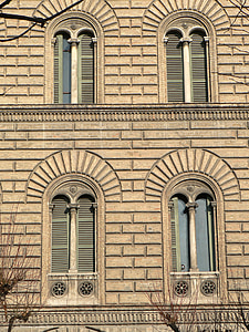 Italia, Abruzos, Pescara, arquitectura, nueva puerta, ventana, fachada