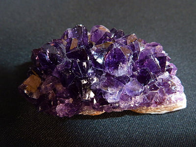 Ametistas, violetinė, kristalų urvas, Druze, perlas viršuje, gabaliukus pusbrangiai akmenys, tamsiai violetinė