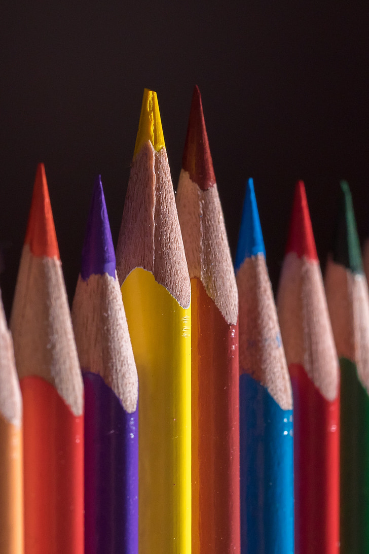 spalvoti pieštukai, medinės vinys, rašikliai, spalvinga, spalva, dažai, mokyklos