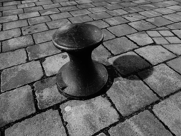 piedra de pavimentación, en la noche, sombra, columna, antiguo
