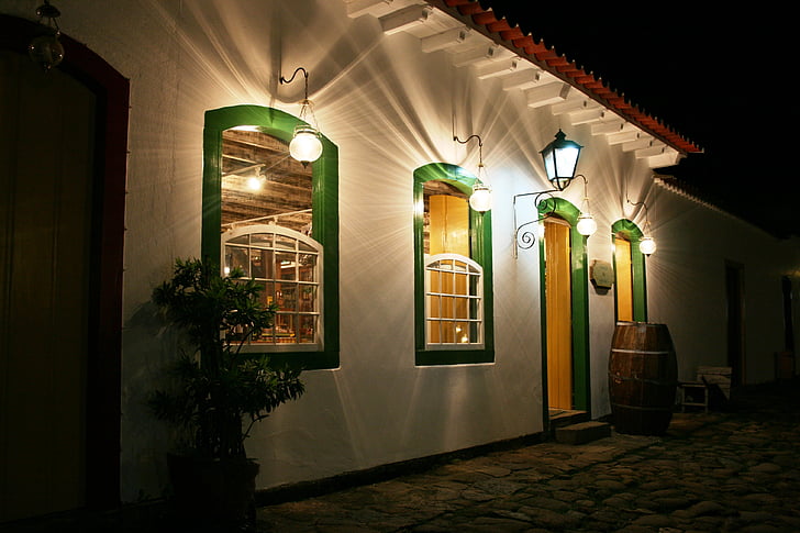 Paraty, фасада, лампи, колониална архитектура, прост живот, простота, нощ