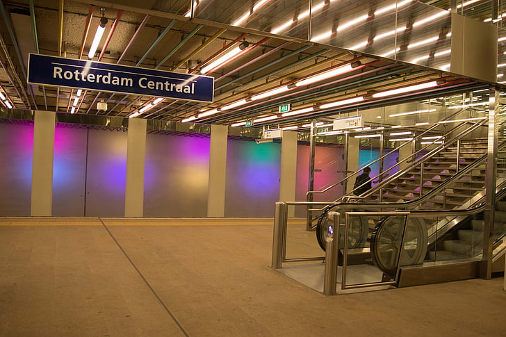 Rotterdam, linjer, färger, lampor, trappor, centralstation, ljus