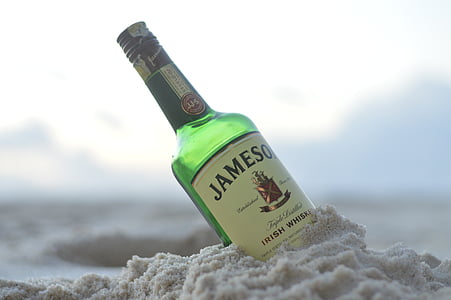Jameson, whisky, plage, Kenya, Partay, bouteille, sable