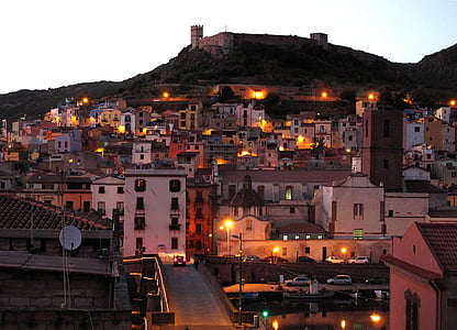 Sardínia, Bosa, mesto, večer, Taliansko