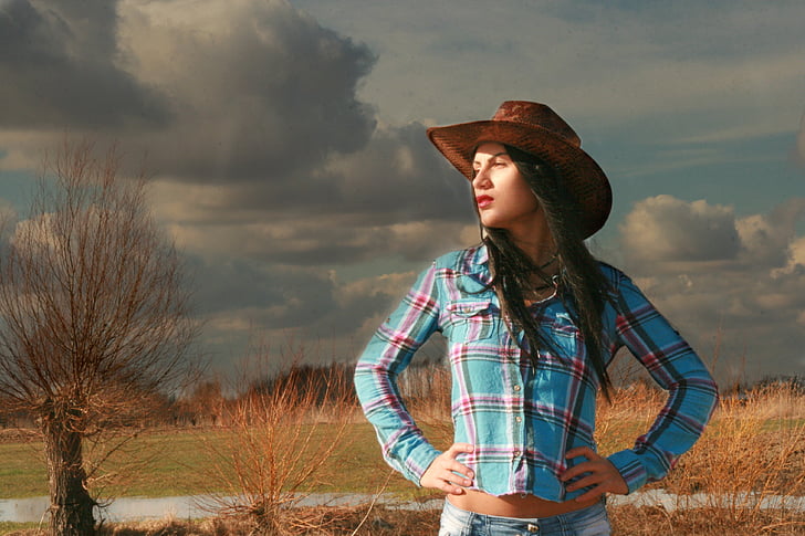 Cowgirl, rietumu, mežonīgie Rietumi, cepures, stepe