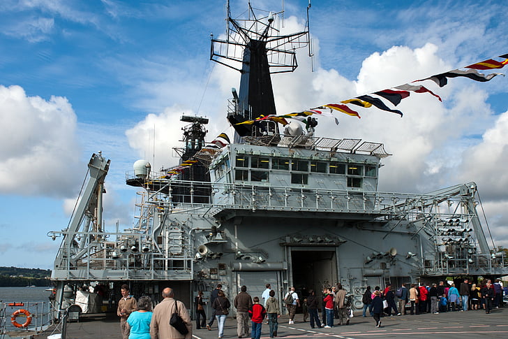 Baluarte de HMS, muelle anfibio, jornada de puertas abiertas Marina de guerra real, navegación, puente, banderas de señal, radar