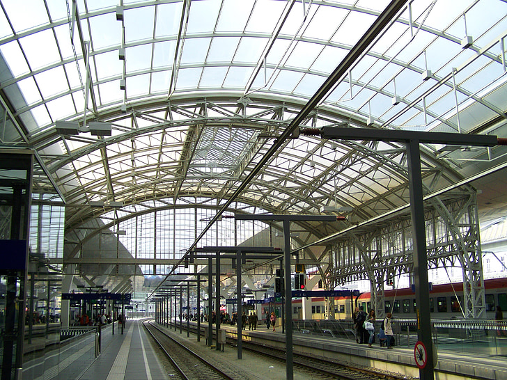 Salzburg hauptbahnhof, techos de metal, carriles de