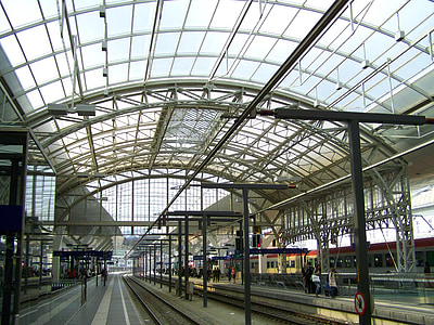 Salzburg hauptbahnhof, metal çatı kaplama, raylar