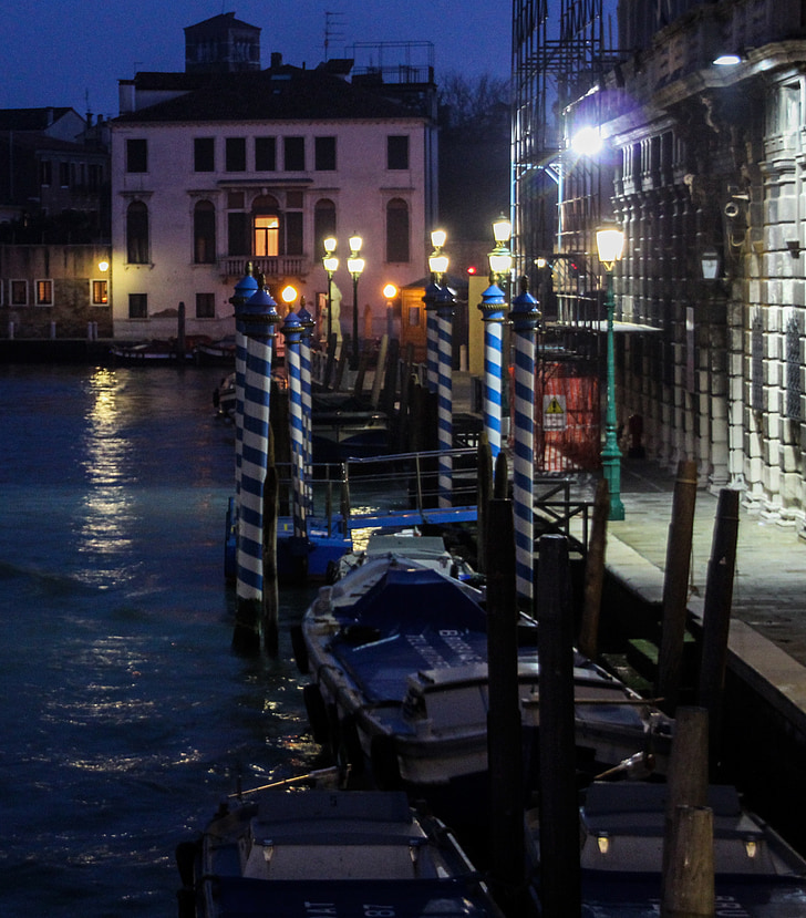 canal, botte, maisons, nuit, lumière, romantique, sans touristes