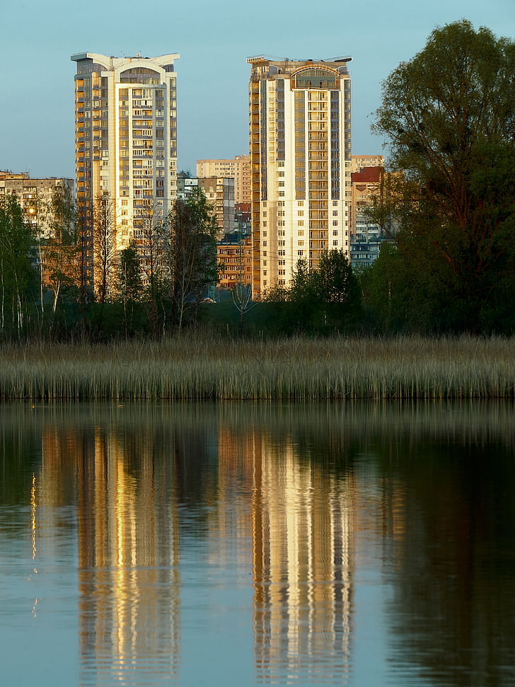Lagoa de svyatoshyn, bilychi, bairro, Kiev, Ucrânia, edifícios de apartamento, reflexão