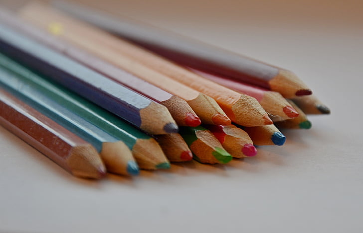 creioane, creioane colorate, copac, culorile curcubeului, curcubeu, într-un rând, multi colorate