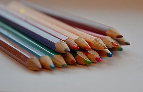 Bleistifte, Buntstifte, Baum, die Farben des Regenbogens, Regenbogen, in einer Reihe, mehrfarbig