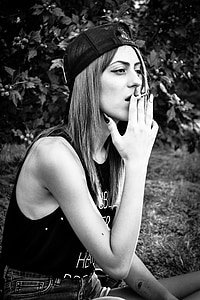 djevojka, cigareta, slatka, stil, žene, crno i bijelo, ljudi