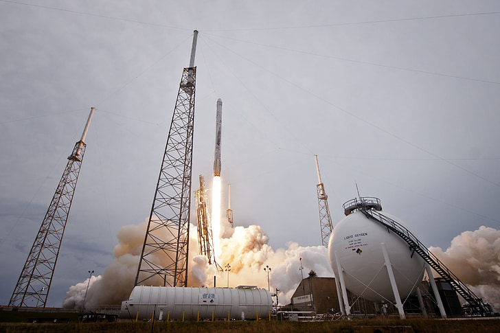 raketaffyring, SpaceX, lift-off, lanceringen, flammer, fremdrift, plads