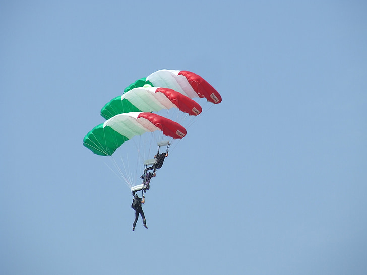 Fallschirm, Akrobatik, ungarische Flagge, Flughafen, Miskolc Ungarn