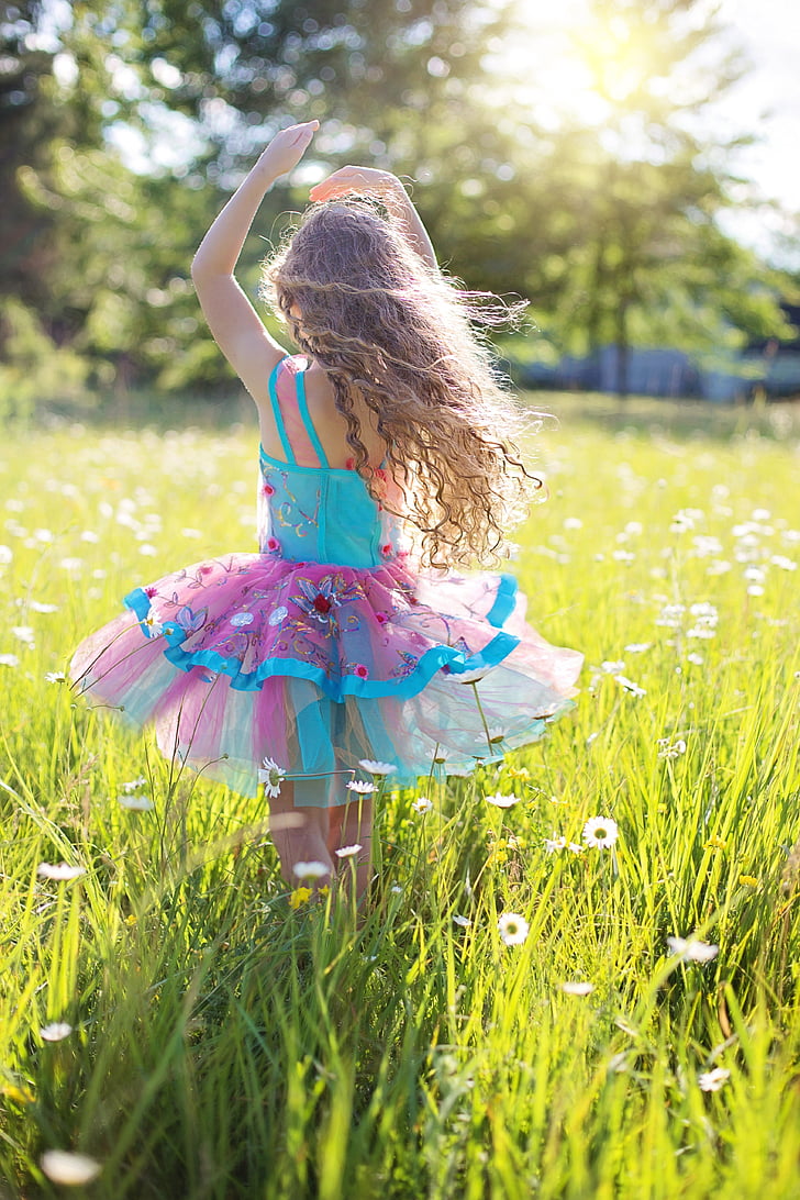 Dans, liten flicka, snurrande, Twirl, ballerina, barndom, Lycklig