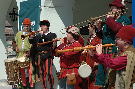 medieval, banda, cantando, instrumentos, bateria, trombeta, trajes