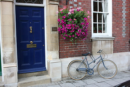 fiets, deur, vaas met bloemen, bloemen, vaas, eenvoudig leven, eenvoud