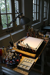 arbejdspladsen, tegnebrættet, kreative, blyanter, stående skrivebord, lampe, maling