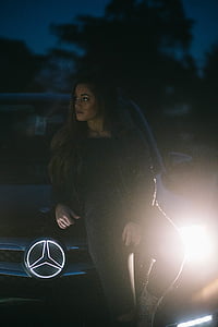 mujer, que se inclina, Mercedes, Benz, coche, noche, personas